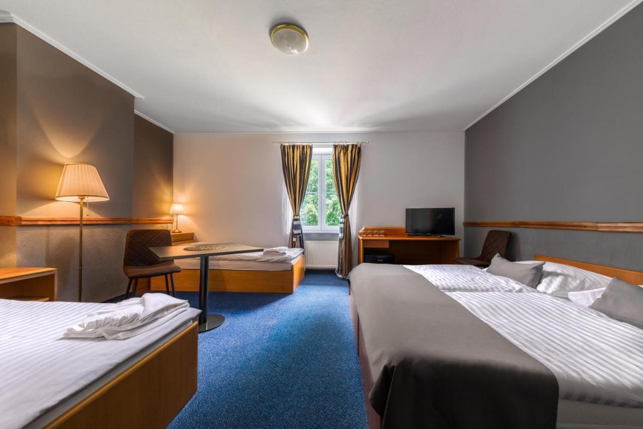 Prague Hotel Carl Inn Restaurant & Free Parking Esterno foto